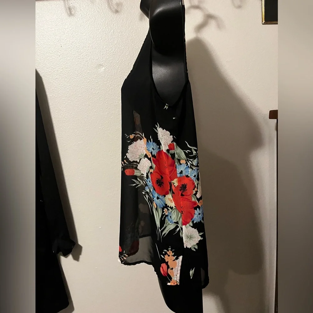 Forever 21 women’s sleeveless blouse. Black with floral pattern. Size M